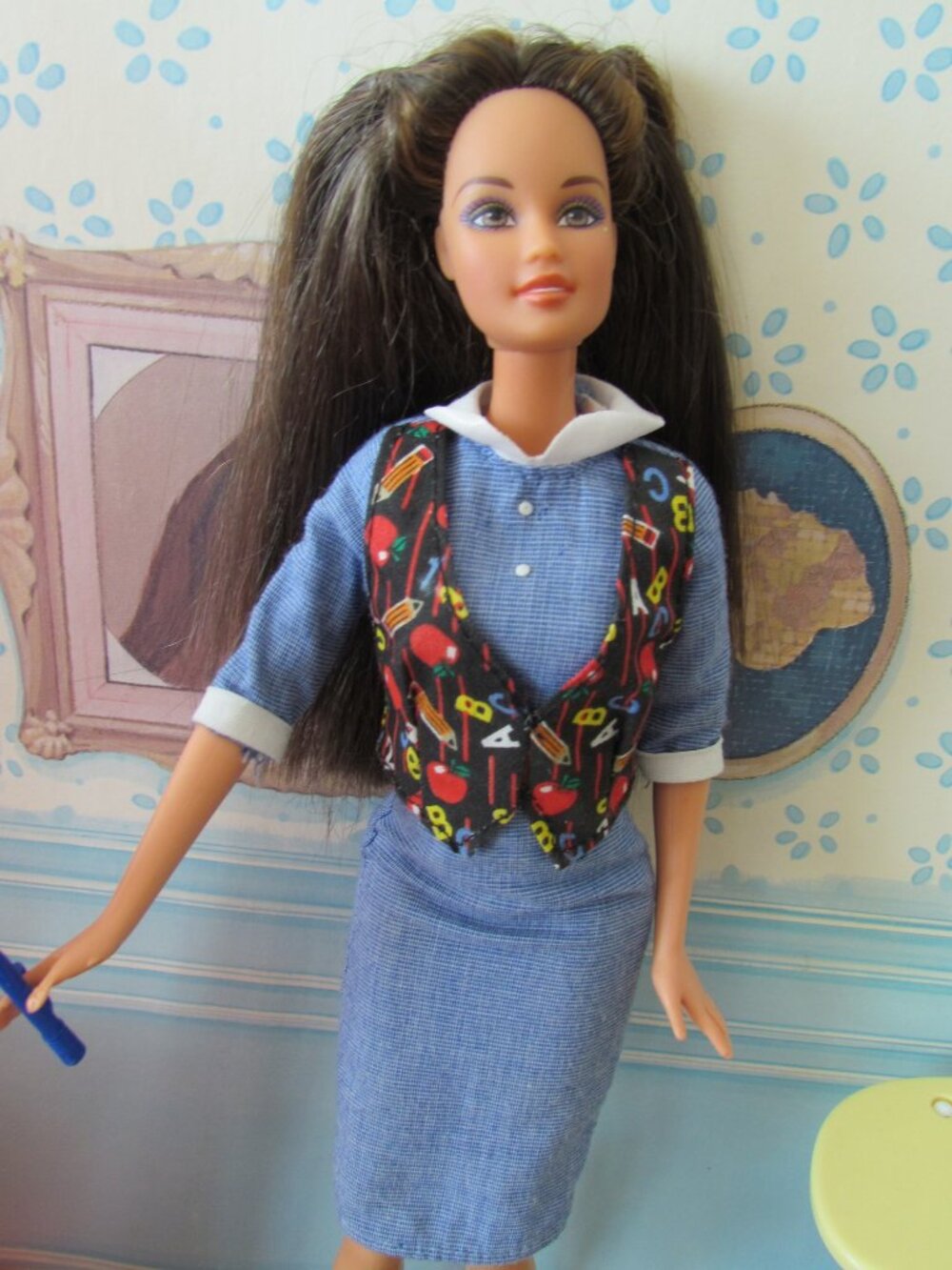 TEACHER BARBIE for KINDERGARTEN & GRADE SCHOOL w DESKS & FUN CLASSROOM ITEMS - Picture 2 of 8